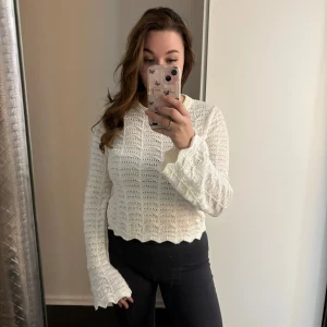 Tröja - Säljer denna underbara virkade tröja. Köpt på kappahl men har inte kommit till mycket användning. I super fint skick i storlek 170 men passar till xs och s med🌸🫶