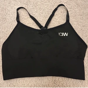 Sportbh ICIW - Som ny! Inlägg i som går att ta ur ifall man vill. Bra support i denna!