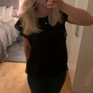 Blus  - Super söt, knappt använd tyvärr, passar till vardags och fest 💗