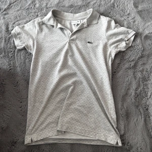 Lacoste tröja - Storlek S men om du funderar mer på storleken ba skriv till mig så kan jag hjälpa dig om den passar eller inte har haft den i 2månader den passar bra och skönt på mig men behöver tyvärr sälja änvänder den inte så ofta