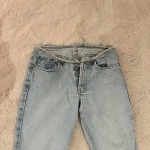 Lågmidjade jeans - Säljer dessa crocker jeans då jag inte använder de. Super fina! Står dock ingen storlek men innerbenslängd är 77cm och midjan 38cm.