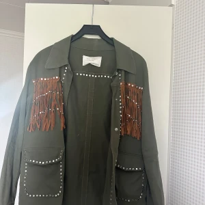 Grön jacka med bruna/silvriga detaljer  - Nyskick 