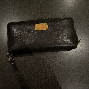 Michael kors plånbok  - Hej!  Jag säljer min Michael kors plånbok  Den är svart och plånboken är som ny.  Får plats med mycket kort  