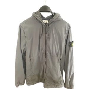 Stone Island jacka - Säljer min Stone island jacka! nypris är 7000, säljer då den inte kommer till användning längre. skriv om du är intresserad och har frågor angående skorna!