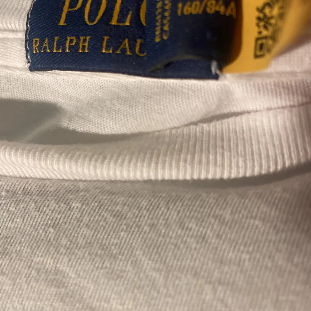 •Ralph Lauren tröja ”längärmad” vit. Storlek: 160/84, fits: XS. Mycket fint skick! Authentic: ✅, QR skann finns i plagget för Äktenhetsbevis;) Hör av dig vid frågor eller funderingar. Mvh Second Resell;). Tröjor & Koftor.