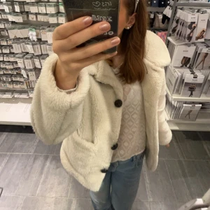 Teddyjacka - gosig teddyjacka från NA-KD, den är i mycket bra skick❤️ en av knapparna sitter löst men går att fixa enkelt. Nypris tror jag är runt 900💕 den är i storlek 34 men jag har S o M och 36 på det mesta och den här var perfekt på mig☺️pris kan diskuteras🥰