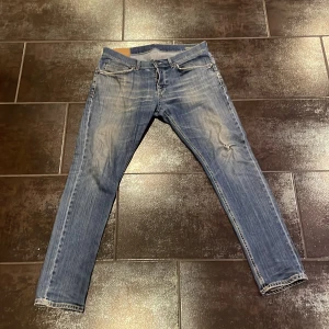 Dondup George jeans - Säljer farsans dondup jeans i storlek 36. Dem är i väldigt bra skick och är knappt använda. Slitningarna som finns på byxorna är från fabrik. Hör av dig om frågor osv Mvh Elias