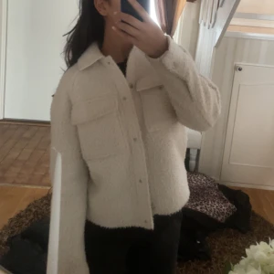 Kappa - Säljer denna fluffiga kappa från vero Moda, mycket bra skick då den är sparsamt använd 