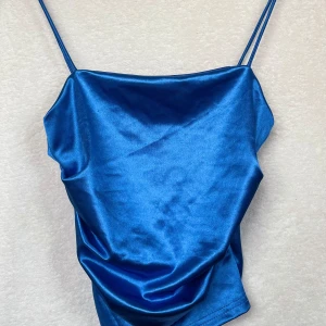 Blå satin topp - Superfin blå satin topp som passar superbra till alla tillfällen. Underbar och härlig färg!💙💙