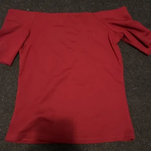 Vinröd tröja - Super snygg vinröd off shoulder tröja så fin till hösten🥰