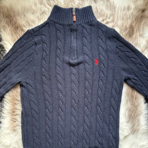 Ralph Lauren kabelstickad halfzip - Hej säljer nu min fina Ralph Lauren kabelstickade halfzip i storlek M. Den är i nyskick och kommer vara otroligt snygg i höst/vinter. Nypris cirka 2800kr! Vi kommer att sälja liknande produkter nu närmare vinter så glöm inte följa profilen!🌊🍾
