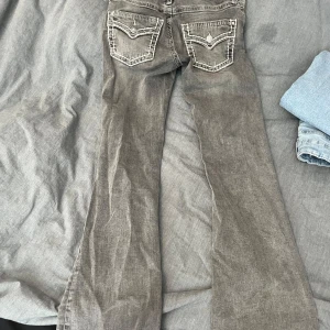  Gina Young jeans  -  Ljusgrå jeans med coola fickor från Gina Tricot barnavdelning i storlek 158 liten slitning på byxbenet längst ner