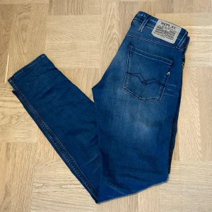 Replay jeans anbass - Säljer nu dessa Replay jeans i modellen Anbass, storlek W28 L34. De är i fint skick inga defekter eller liknande. Jag är ca 181 cm lång. Hör av dig vid funderingar! 🤝
