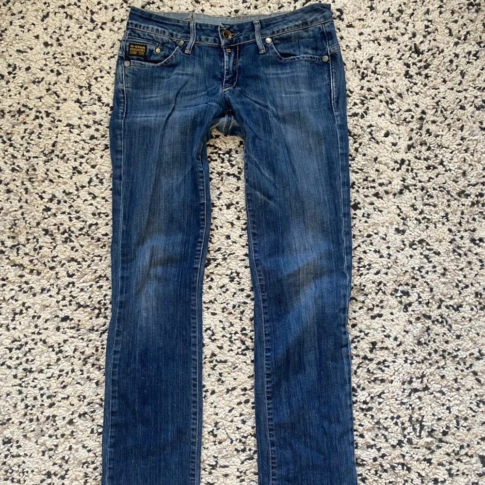 Jättefina lågmidjade jeans från g-star, nästan aldrig använda då de är för stora för mig. Jeans & Byxor.