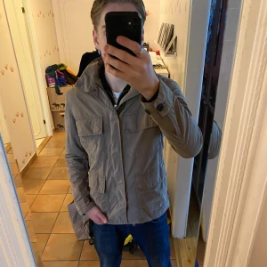 Fieldjacka  - En riksfet fieldjacka från Jack and Jones premium kollektion! Storlek S och passar fint på mig som är 177cm. Den är använd en del men väldigt bra skick inga revor eller något sånt. Hör av er om ni har några frågor🤝nypris~1500kr