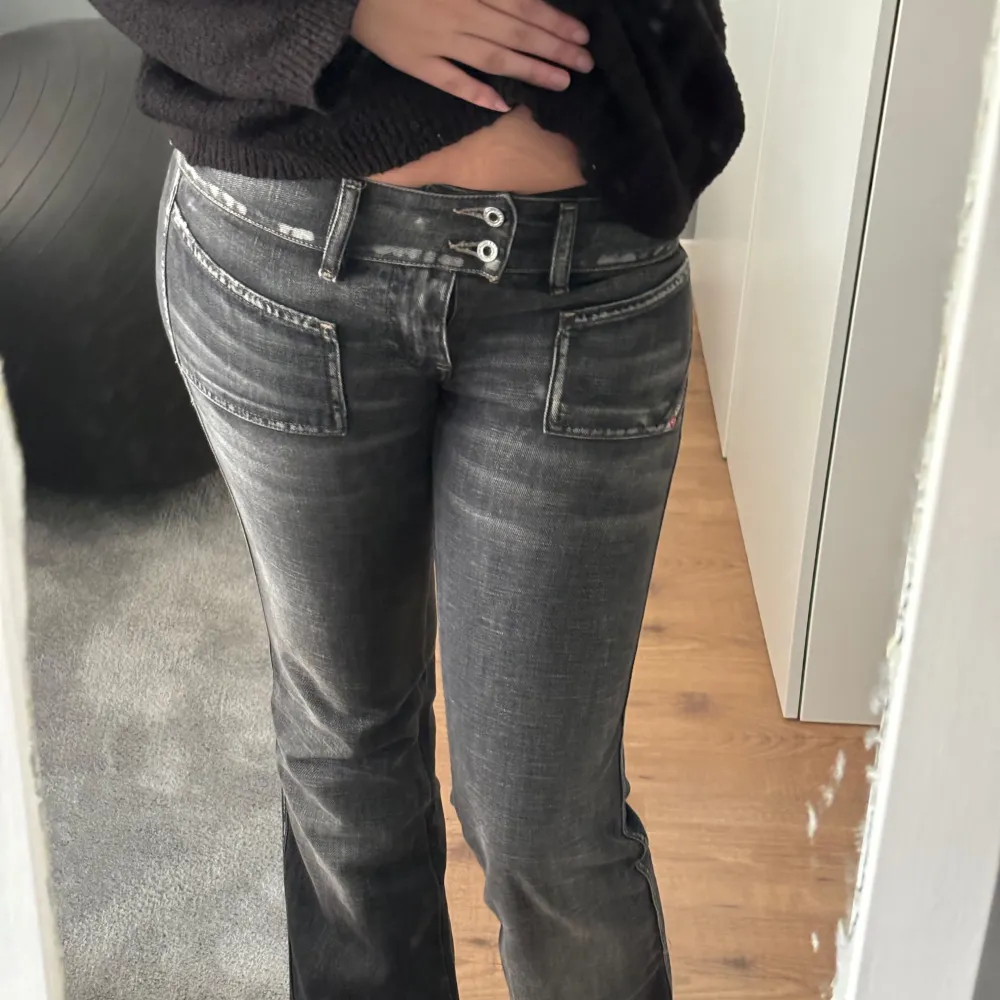 Super bra, inget hål och andvända fåtal gånger. Passar dig som har S i jeans. Köpta nya för 1300kr. 38cm på midja och 75 i innerbendlängd, jag är 167 för referens. För fler bilder dma❤️vidd snabbafär kan priset förhandlas. Jeans & Byxor.