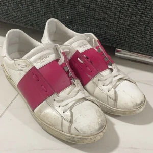 Valentino Skor - Säljer nu mina as feta Valentino Opens!!, Köpte dom i vintras o dom har mycket kvar och ge, dom är bara smutsiga och behöver en ordentlig tvätt. OBS (kan dra ner priset hyfsat ordentligt vid snabb affär)  Har köpesbevis