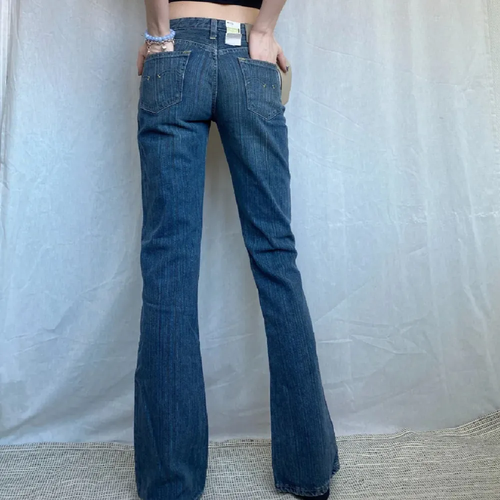 Säljer ett par G Star Raw ”low hip bootcut” jeans från 2000s. Strl 27/34 och lowrise. Midjemåttet 68cm, innerbenslängden- 84cm. Ordinarie pris 850kr💋💋. Jeans & Byxor.