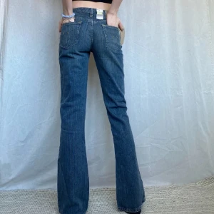 Bootcut jeans - Säljer ett par G Star Raw ”low hip bootcut” jeans från 2000s. Strl 27/34 och lowrise. Midjemåttet 68cm, innerbenslängden- 84cm. Ordinarie pris 850kr💋💋