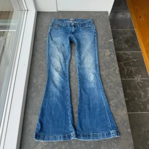 Low waist jeans  - Super snygga low waist jeans! Tyvärr försmå så har ingen bild på. Midjemåttet tvärsöver: 39cm inerbens längden: 78cm midjehöjden: 21cm💕 