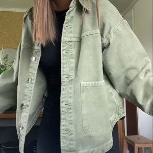 Grön jeansjacka zara  - Superfint skick och knappt använd !!