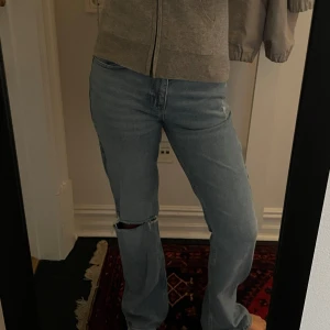 Jeans med hål - Superfina!! Storlek 38 men sitter mer som 36! 
