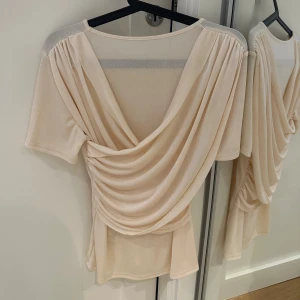 Topp - En jätte elegant topp från gina som är knappt använd och jätte bra i skick!