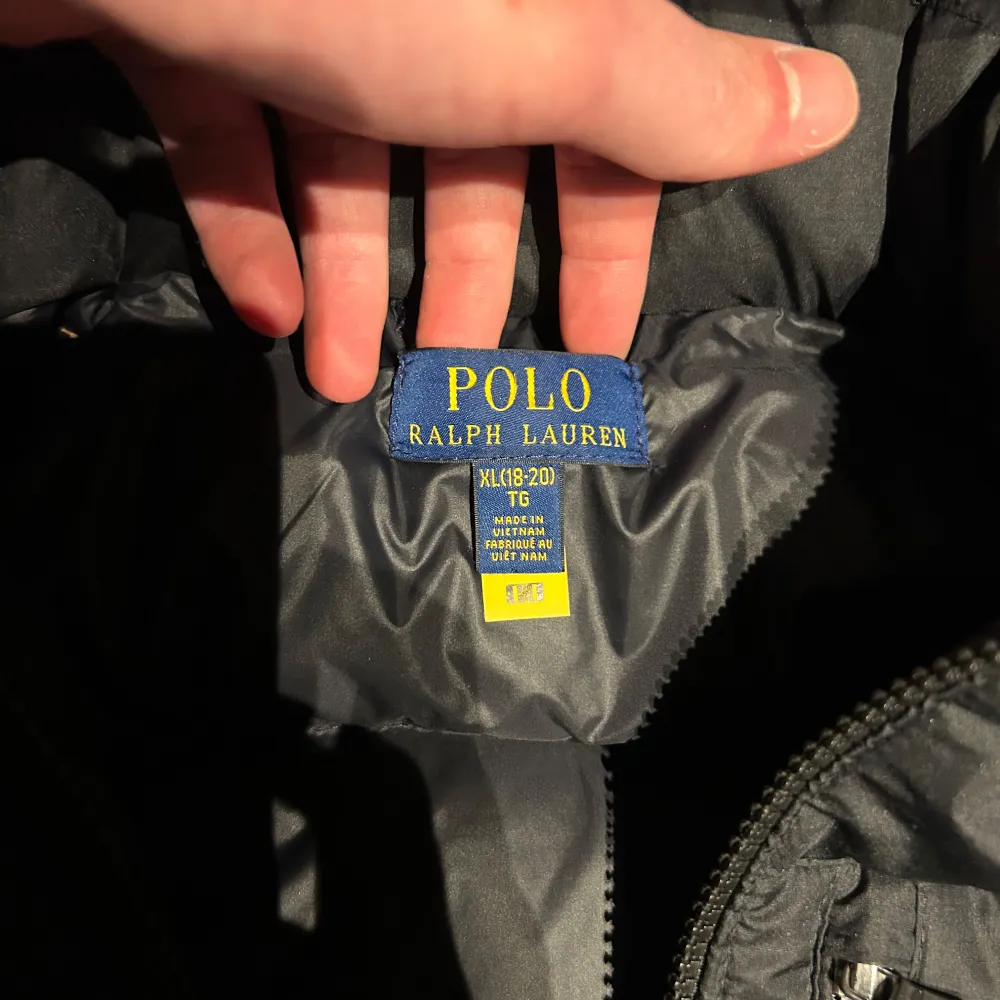 Säljer min svarta Ralph lauren jacka. Det är stl XL i barn. Passar runt 170 cm. Den är i bra skick. Inga hål eller liknande. Hör av er för andra frågor och funderingar.. Jackor.