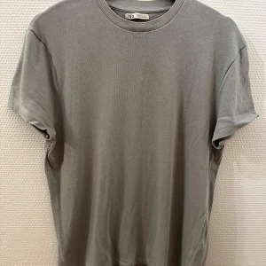 ZARA, T-Shirt, Strl M - Fint skick.