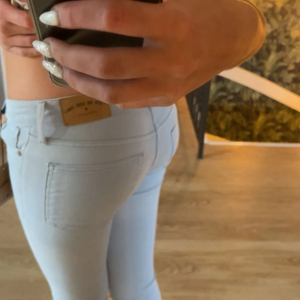 Säljer dessa super snygga lågmidjade bootcut jeansen då de tyvärr är för små för mig skriv gärna om ni är intresserade eller undrar något 💕. Jeans & Byxor.