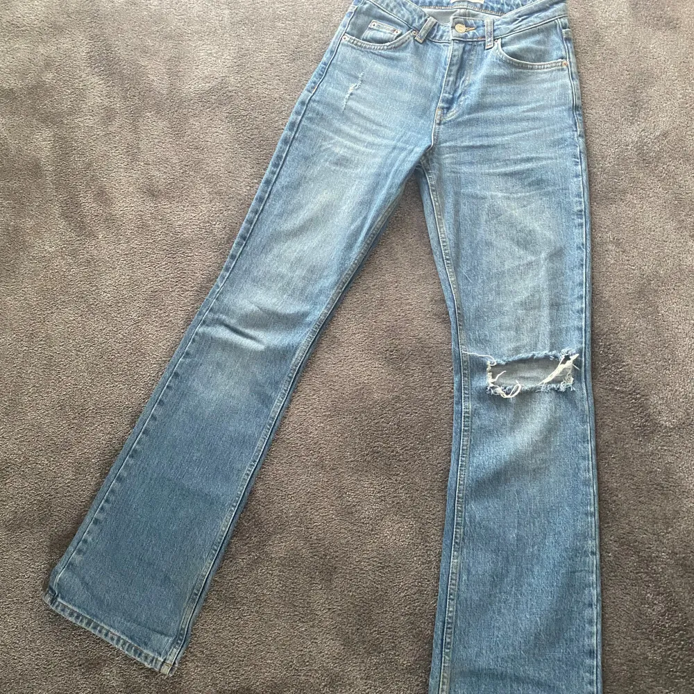 Jag säljer mina jeans från Gina Tricot då dom är alldeles för stora för mig tyvärr 🩷 knappt använda jag köpte för 499 kr 🩷 skriv om du vill veta något mer 💕(pris kan diskuteras). Jeans & Byxor.