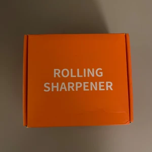 Knivslip - Säljer nu en Knivslip. Jag säljer den pga att jag råkade köpa två när jag skulle köpa den, så jag säljer den. Den är bara använd en gång på en kniv och den blev sylvass.  Nypris:450kr