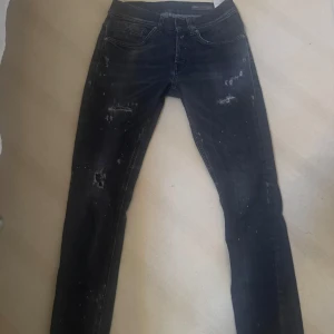 Dondup George - Dondup george i färg mörkgrå, Det är i väldigt fint skick! Säljer eftersom de är för små! Hör av er vid funderingar 