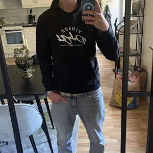 En riktigt snygg och skön hoodie som är perfekt för hösten! Skicket är 10/10, Hoodien är i storlek 160 men passar även bra upp mot 170 cm. Säljer hoodien för 500 kr men kan diskuteras, skriv vid frågor och funderingar! 😊