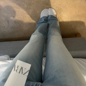 Zara jeans - Helt nya jeans från Zara i storlek 36, lite stora för mig. 379kr. 350 vid snabb affär.  Modellen är midwaist  flare 