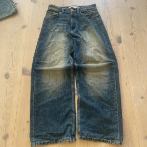 BERSHKA Baggy Jeans - Säljer mina BERSHKA Baggy Jeans. Benöppning: 28.5 cm Inseam: 75 cm Storlek: W30 L32 Fråga gärna om mer bilder eller något annat!