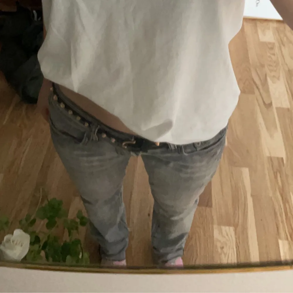 Det är en loose gray low rised jeans som är fett snygga , säljer pga den är lite för stor i midjan. Midjemåtten är 36 cm rakt över 🥰priset kan diskuteras . Jeans & Byxor.