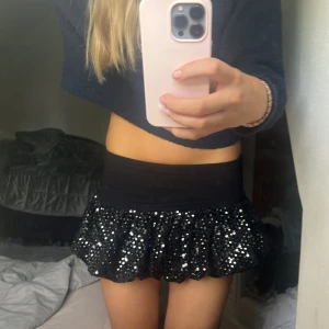 glitterkjol - glittrig minikjol i nyskick, använd en gång. Den är i storlek 13-14 år (164) men materialet är stretchigt så passar allt från xs-m!