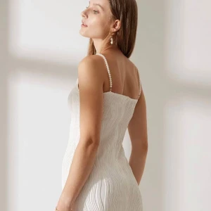 Vit klänning  - Skit snygg klänning från rihoas med pärl detaljer i jättebra skick. st M men skulle säga att den s/m då den är stretchig. Passar perfekt som studentklänning, köptes för ca 500kr ink frakt etc säljer för 199kr, priset kan diskuteras🫶🏼