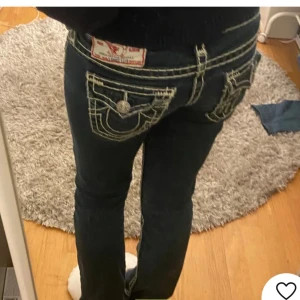 True religion jeans  - Snygga jeans osäker om de passade mig därav jag säljer
