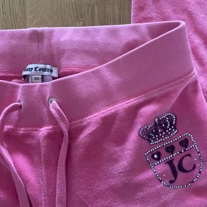 Low waist juicy couture byxor - Bra skick, lite missfärgade ned till stämmer bra i storleken, säljer då de inte kommer till användning
