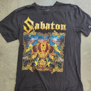 Sabaton tshirt - Bra skick, aldrig haft på mig  Meddela vid intresse, pris kan diskuteras  Har lite av en oversized effekt, genuint typ skön tröja 