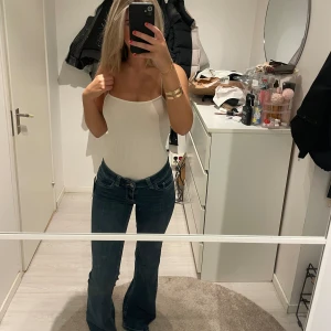 Vit body från NAKD - Vit body från nakd i ribbat material i storlek XS💞 tycker den är lite stor i midjan på mig så passar nog S också därför säljer jag☺️