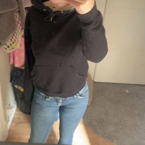 Svart hoodie - Fin svart hoodie i storlek S! Endast använd nån gång💞minns tyvärr inte märket