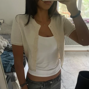 Söt kofta - Säljer denna söta kofta för att den inte är min stil. Aldrig använd🩷🩷🫶🏼