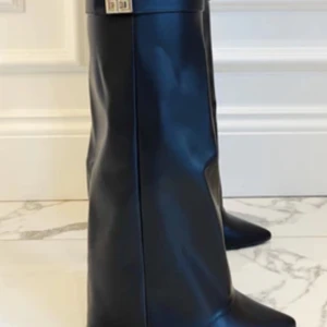 SÖKER  - Söker Fold over boots skriv gärna om ni säljer helst inom Stockholm!❤️ (Storlek 39) 