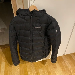 Peak Performance Jacka - Säljer peak performance jacka användes förra vintern men är fortfarande i väldigt gott skick (ingenting som är sönder) 