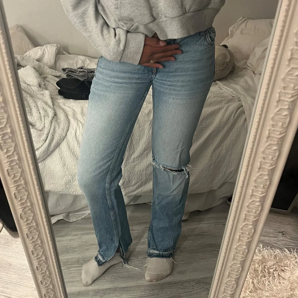 Säljer ett par ljusblå jeans från Perfect Jeans i storlek 32. De har en klassisk femficksdesign och är i en straight fit. Jeansen har en snygg slitning på ena knät som ger dem en trendig look. Perfekta för vardagsbruk!. Jeans & Byxor.