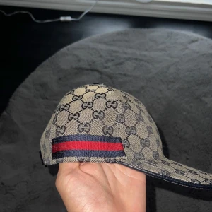 Gucci keps  - Tjena säljer nu min Gucci keps eftersom den inte passar min stil. Självklart äkta och man kan se det väldigt tydligt att den e äkta. Vid mer bilder så är det bara att skriva 