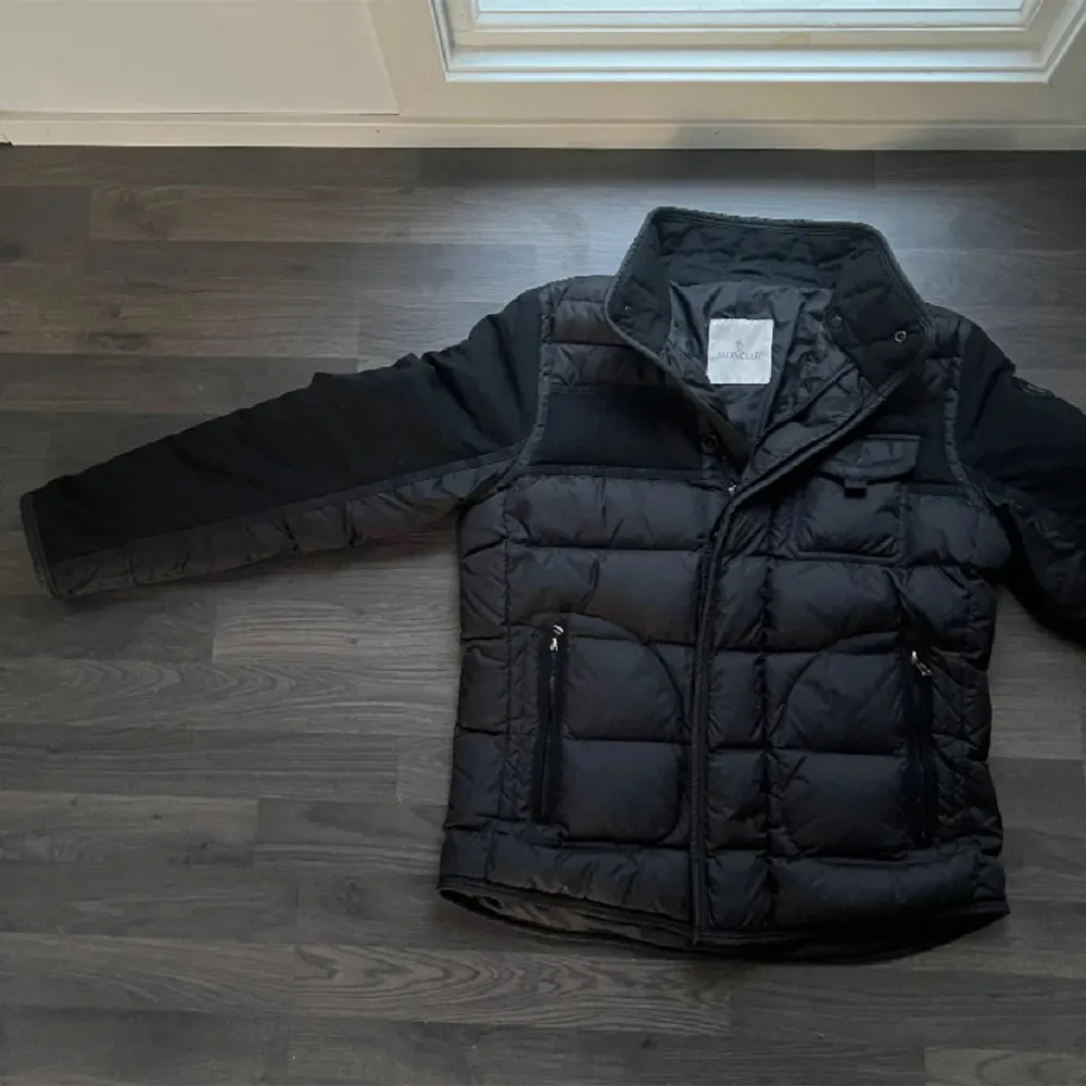 Lättviktsdunjacka från Moncler. Modell Ryan down jacket. Inköpt hos Garms market under förra vintern. Mycket sparsamt använd. Saknar luva därav det låga priset. Storlek S. Svart. . Jackor.